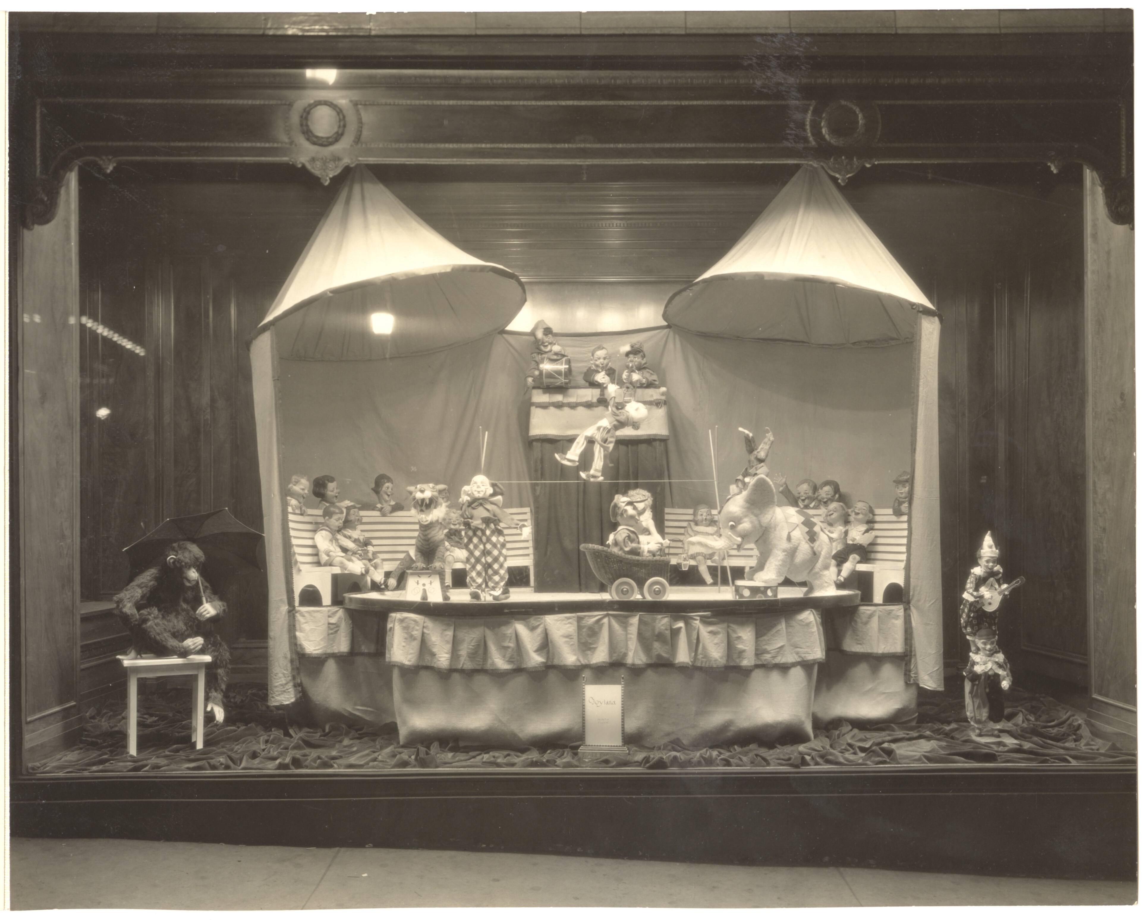 Kaufmann’s Christmas window, “Circus” theme, c. 1926-1928. Gift of Kaufmann’s Department Store, MSP #371, 2002.0158, Heinz History Center.