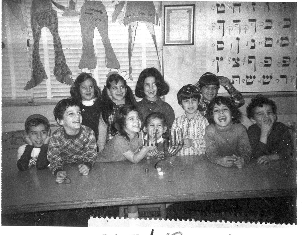 Community Day School celebrates Hanukkah, c. 1985. United Jewish Federation Photographs, Rauh Jewish History Program & Archives at the Heinz History Center.