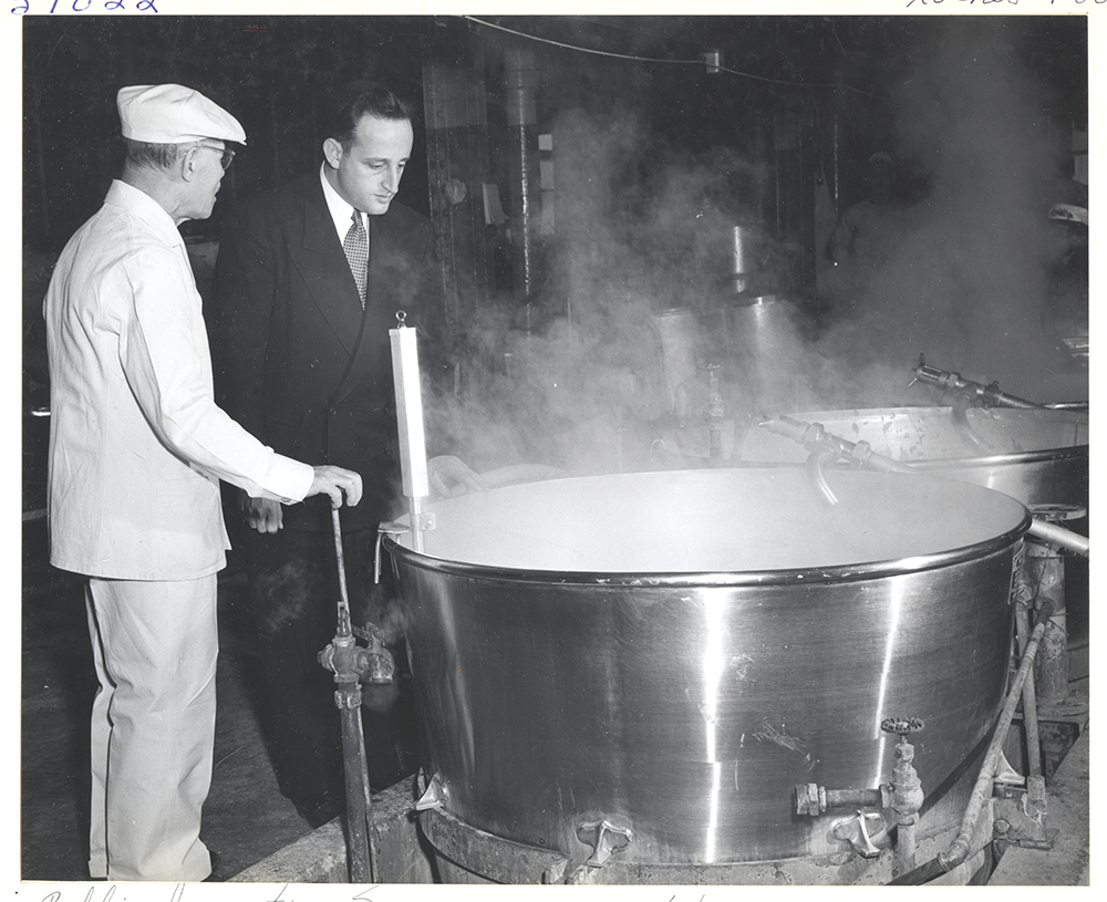 A mashigach inspects a vat of Heinz soup, November 5, 1951. Detre Library & Archives at the Heinz History Center.