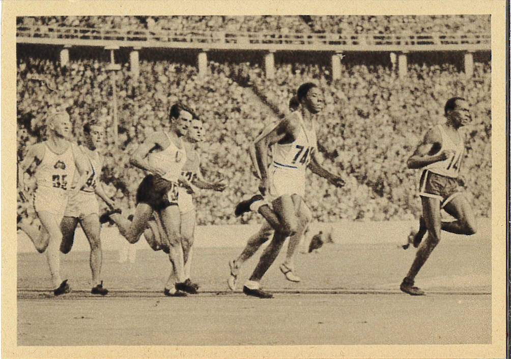 John Woodruff chases the leader from second place on the 1936 Muratti Brennpunkte des Deutschen Sports trading card.