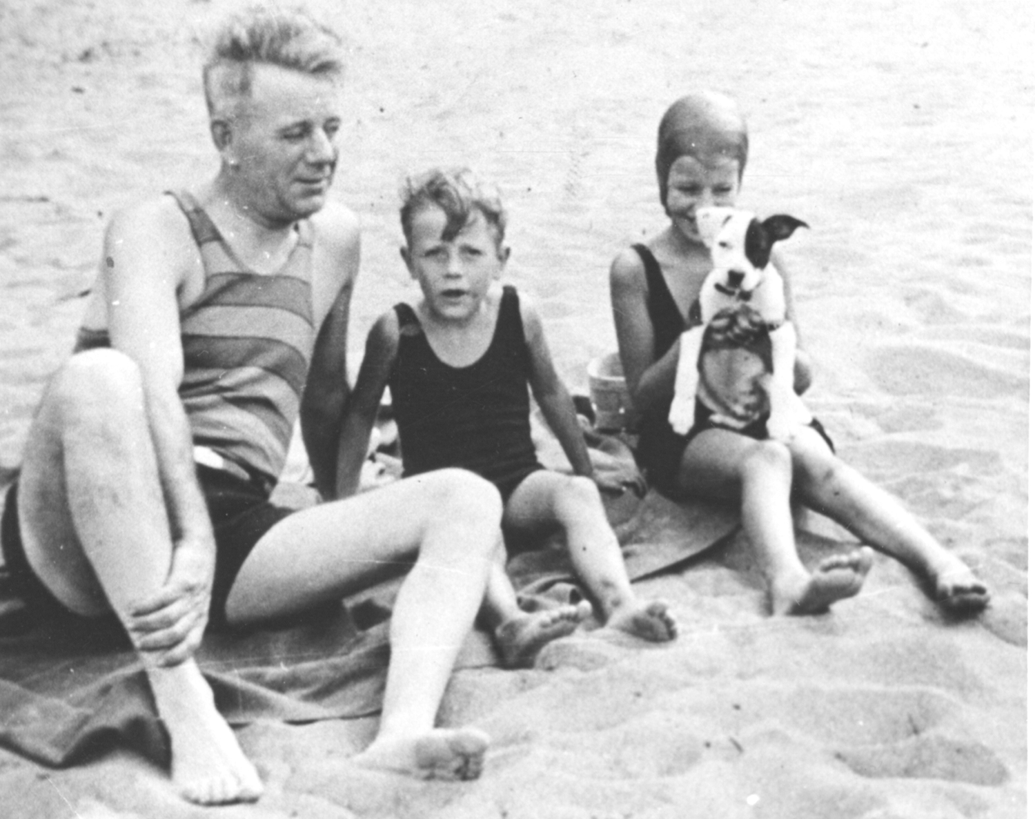 The John W. Thomas family enjoys a day at the beach along Lake Erie at Linwood on the Lake, Vermillion, Ohio, 1930s. Marian Nelson papers, 1998.0042, Detre Library & Archives, Heinz History Center.
