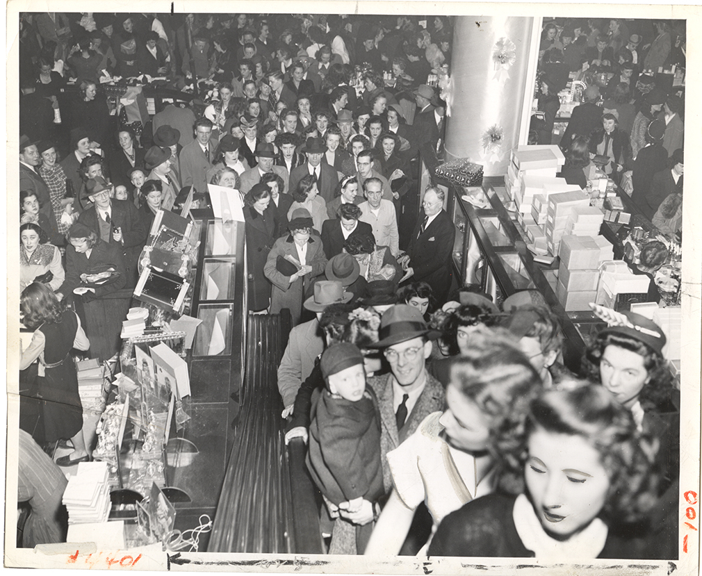 Holiday shoppers crowd the escalator at Horne’s Department Store, 1945. | Heinz History Center Holiday shoppers crowd the escalator at Horne’s Department Store, 1945. | Heinz History Center