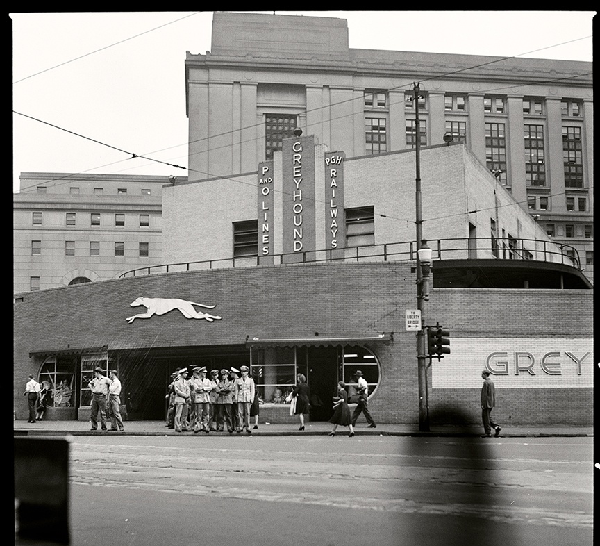 The main entrance of Pittsburgh’s Greyhound station faced Liberty Avenue; beyond it is the new U.S. Post Office and Federal Courthouse, 1943.