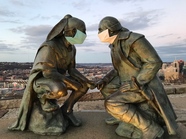 Statue of Washington and Guyasuta on Mt. Washington. Courtesy of Lynne Squilla.